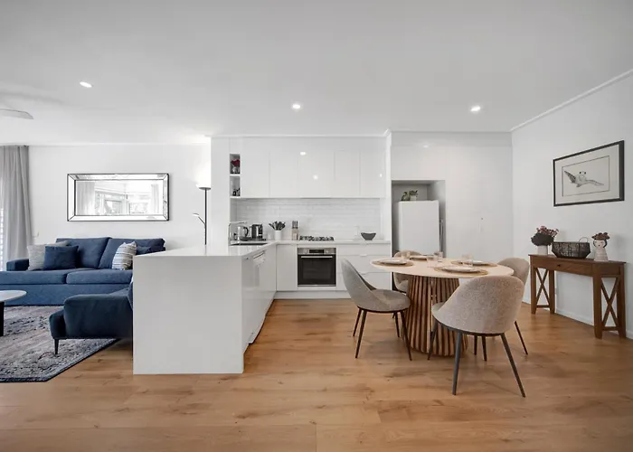 Classy Beachside Unit With Parking And Gym
