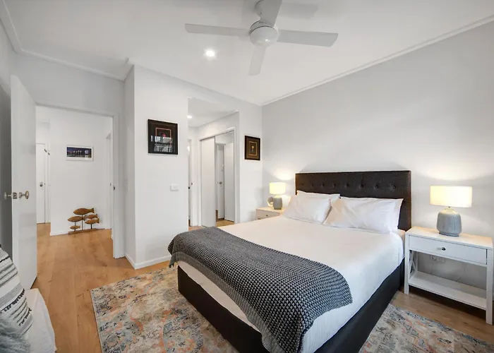 Classy Beachside Unit With Parking And Gym